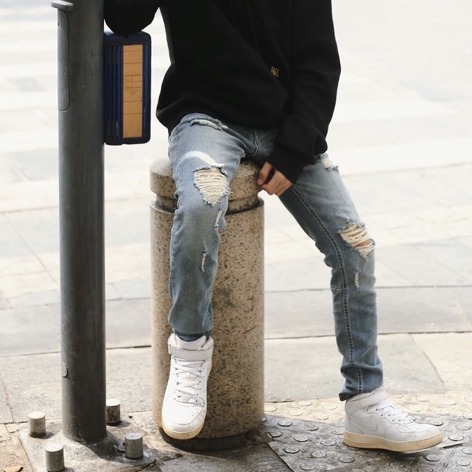 Quần Jean Nam Rách Gối, Bò Màu Xanh Nhạt Chất Liệu Jeans Co Dãn Tốt