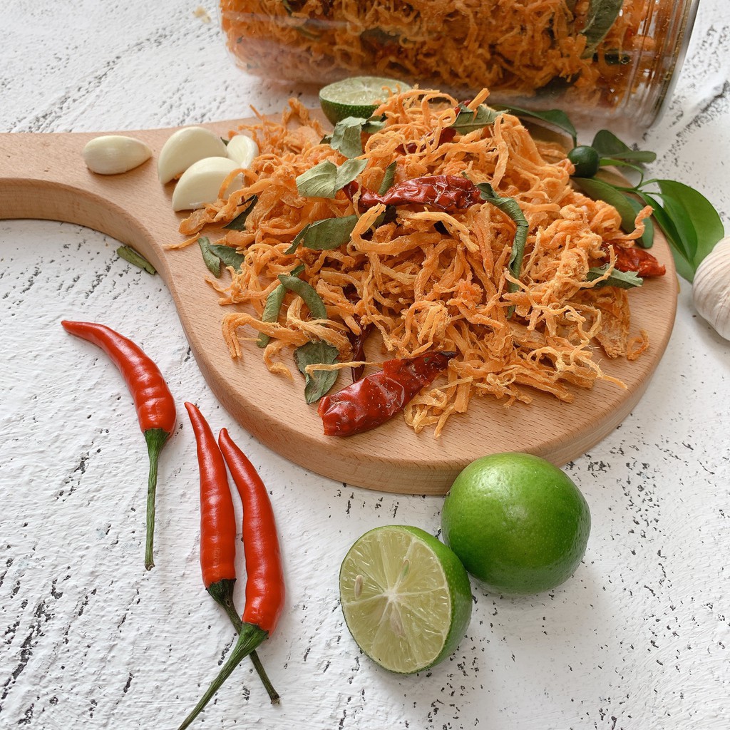 Khô gà lá chanh 300gr ít cay hũ pet tiện lợi, TUMDUM  đồ ăn vặt HÀ NỘI | BigBuy360 - bigbuy360.vn