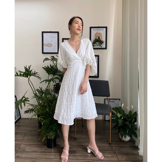 Đầm trắng nữ tay phồng vạt chéo EDINI