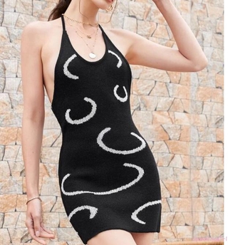 Đầm ôm cộc tay cổ chữ u hở lưng quyến rũ
