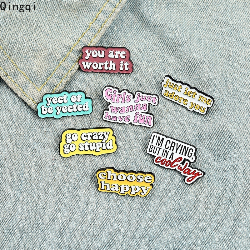 Ghim cài áo Miss Zoe kim loại khắc chữ nhiều màu sắc thời trang