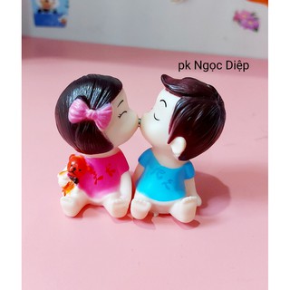 Đôi bé hôn nhau nhựa xanh hồng