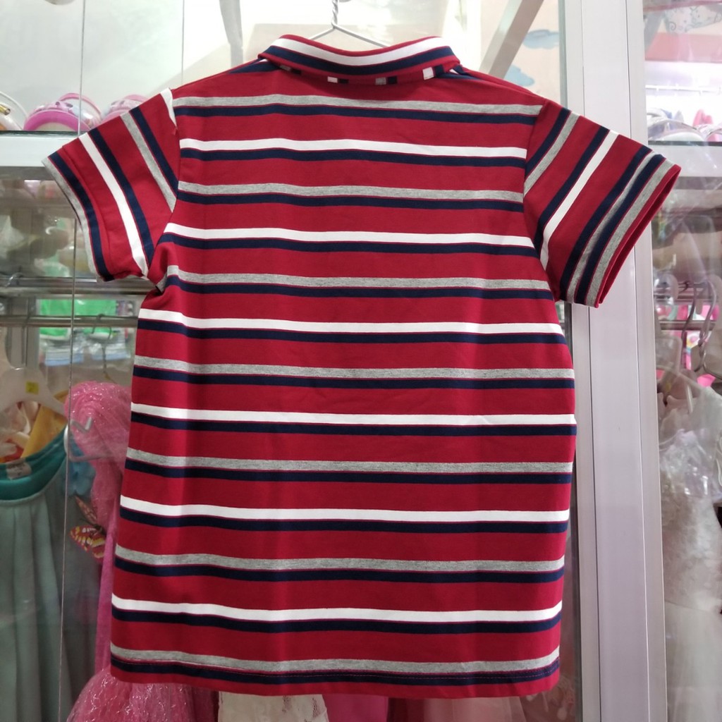 Áo thun sọc cổ trụ thêu chữ cho bé trai