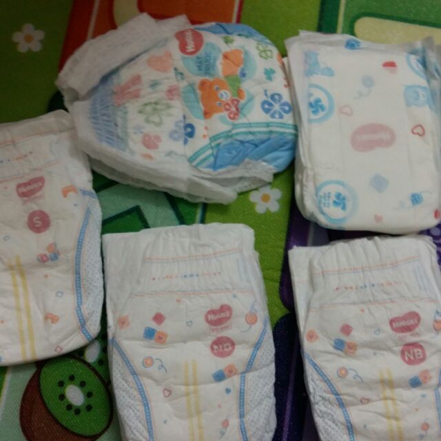 Combo 100 miếng lót sơ sinh huggies size nb1(5kg)+50 miếng tã dán huggies size S(4-8kg)