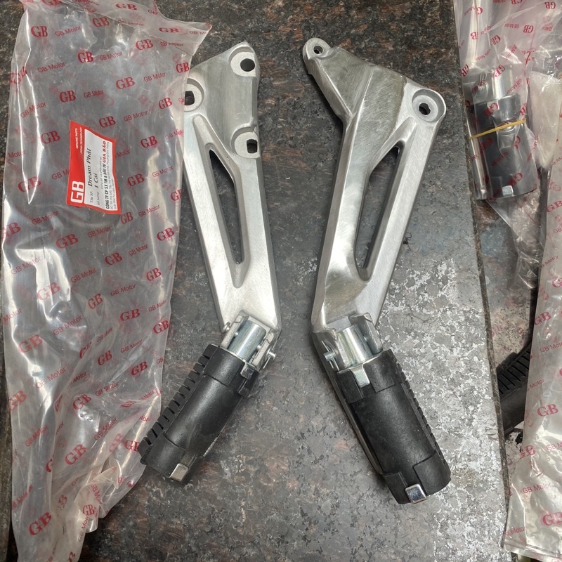 Báng gác để chân sau xe dream thái việt super cao su