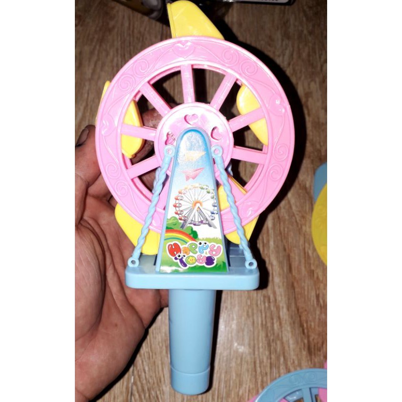 Một cái mô hình cối xoay gió bằng nhựa có đèn rất đẹp