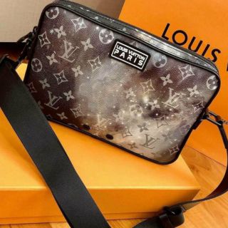 Túi Lv alpha messenger unisex