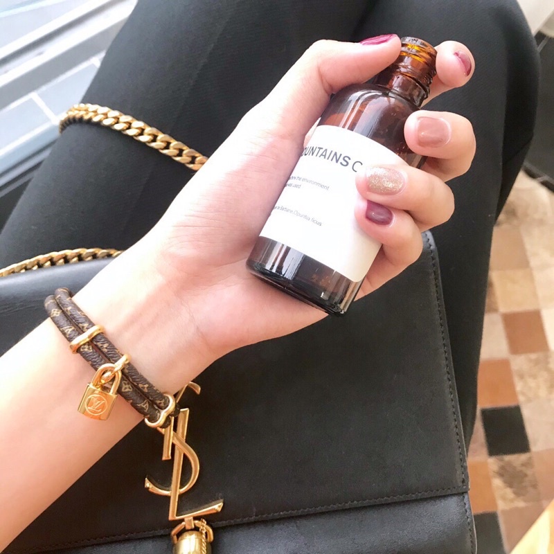 Vòng đeo tay unisex chất liệu dây da thật phối kim loại ánh vàng thương hiệu Louis Vuitton LV cao cấp hàng vip 1-1