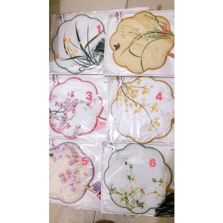 Quạt cổ trang khung hoa mai