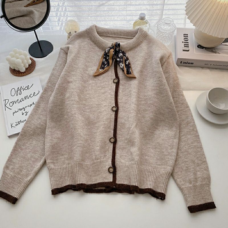 Áo len khuy cài  kèm khăn phong cách Hàn Quốc