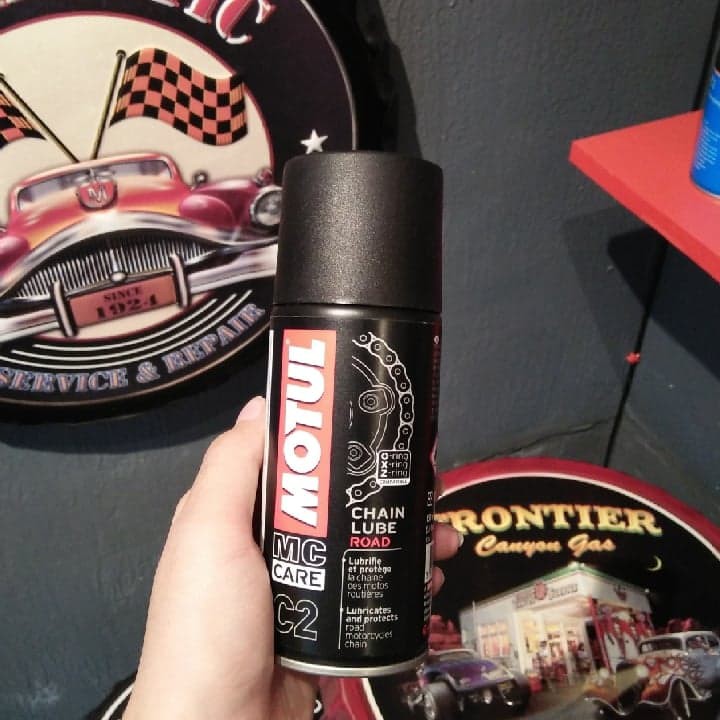 Chai xịt dưỡng sên Motul C2 150ml chamsocxe