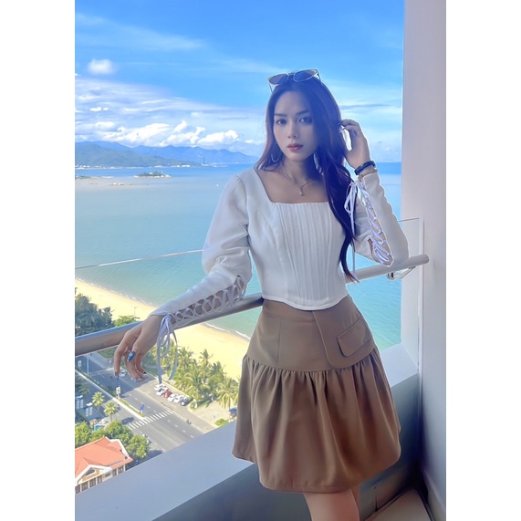 Áo corset và chân váy nâu