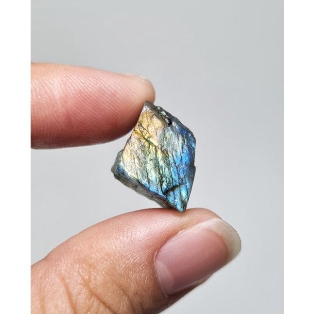 Labradorite  thô tự nhiên có 2 kích cỡ dùng làm trang sức handmade, sưu tầm trưng bày