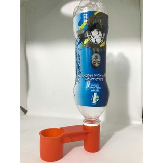 Máng uống nước gắn nút chai cho gà, bồ câu