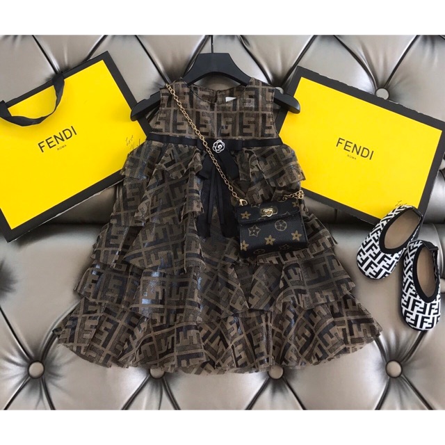 Váy cho bé gái.Hàng cao cấp của Fendi dành cho bé gái 1-6 tuôi ( từ 10-25kg) . Chanh xả cực luôn ak♥