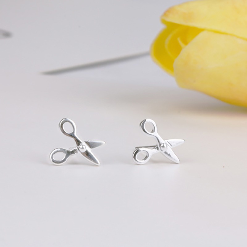 Khuyên tai hình kéo mạ bạc