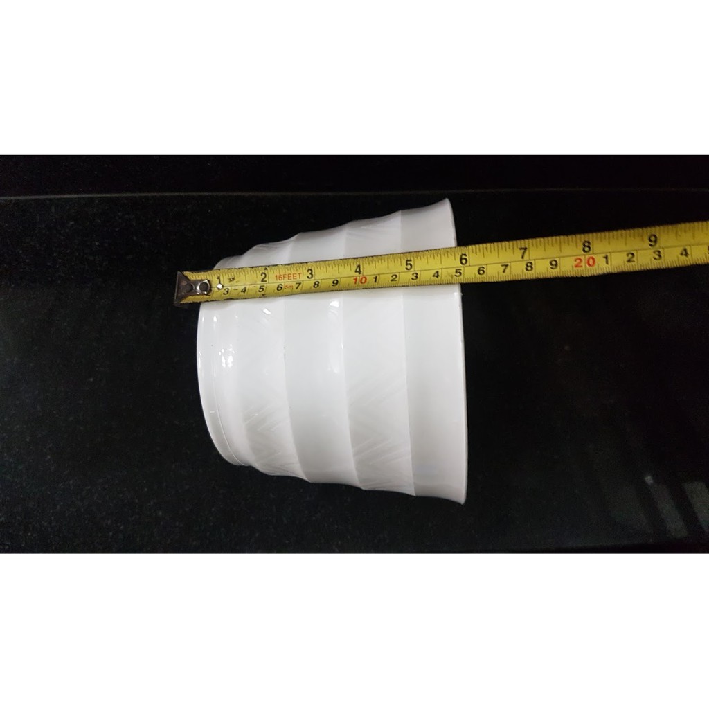 Chậu nhựa trắng khoanh tròn phi 18cm.