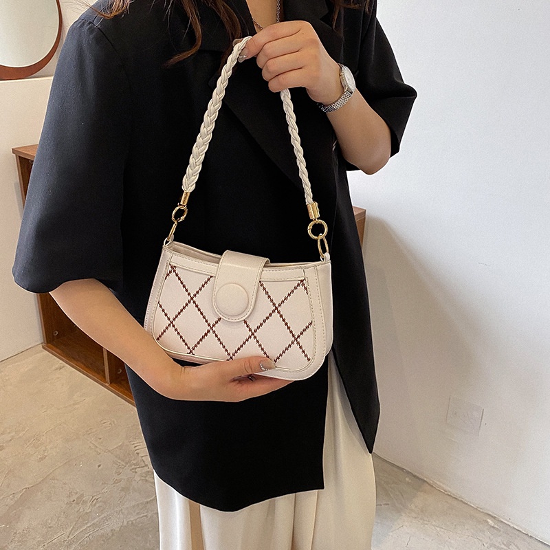 Túi xách nữ đeo chéo họa tiết sọc sang trọng có dây đan trang trí bên trong có khóa kéo, có hai màu đen và trắng