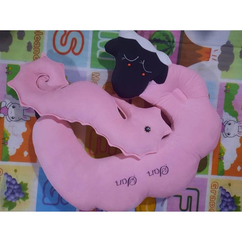 gối ngủ cho con thêu 2 tên k có cá ngựa | BigBuy360 - bigbuy360.vn