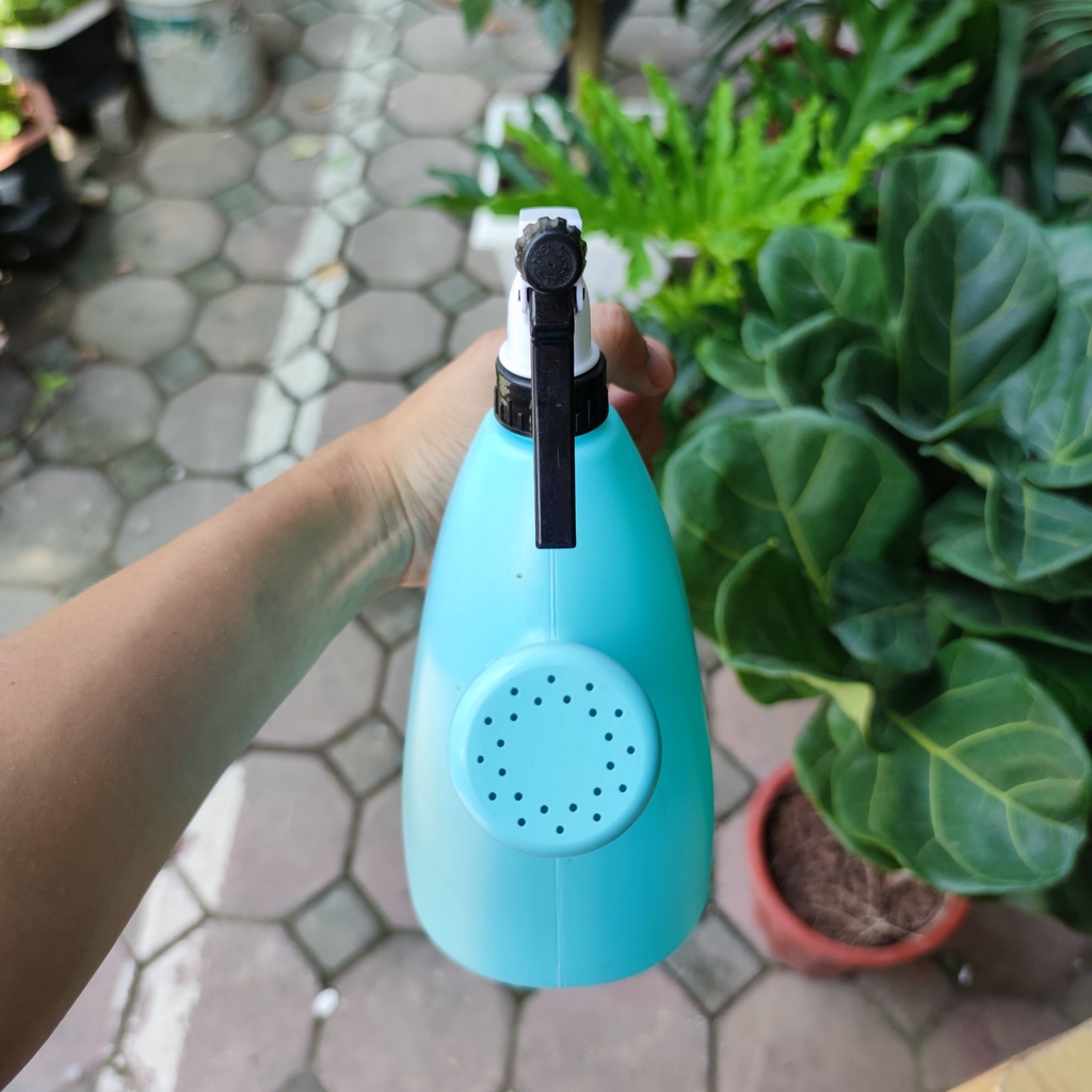 Bình tưới cây 2 công dụng đa năng vừa tưới bằng vòi vừa dùng xịt phun xương