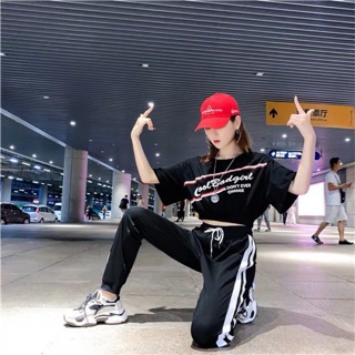 Set chân váy sọc và áo croptop