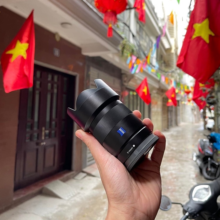 Ống kính Carl Zeiss 24mm F1.8 E mount cho máy ảnh Sony Mirrorless APS-C