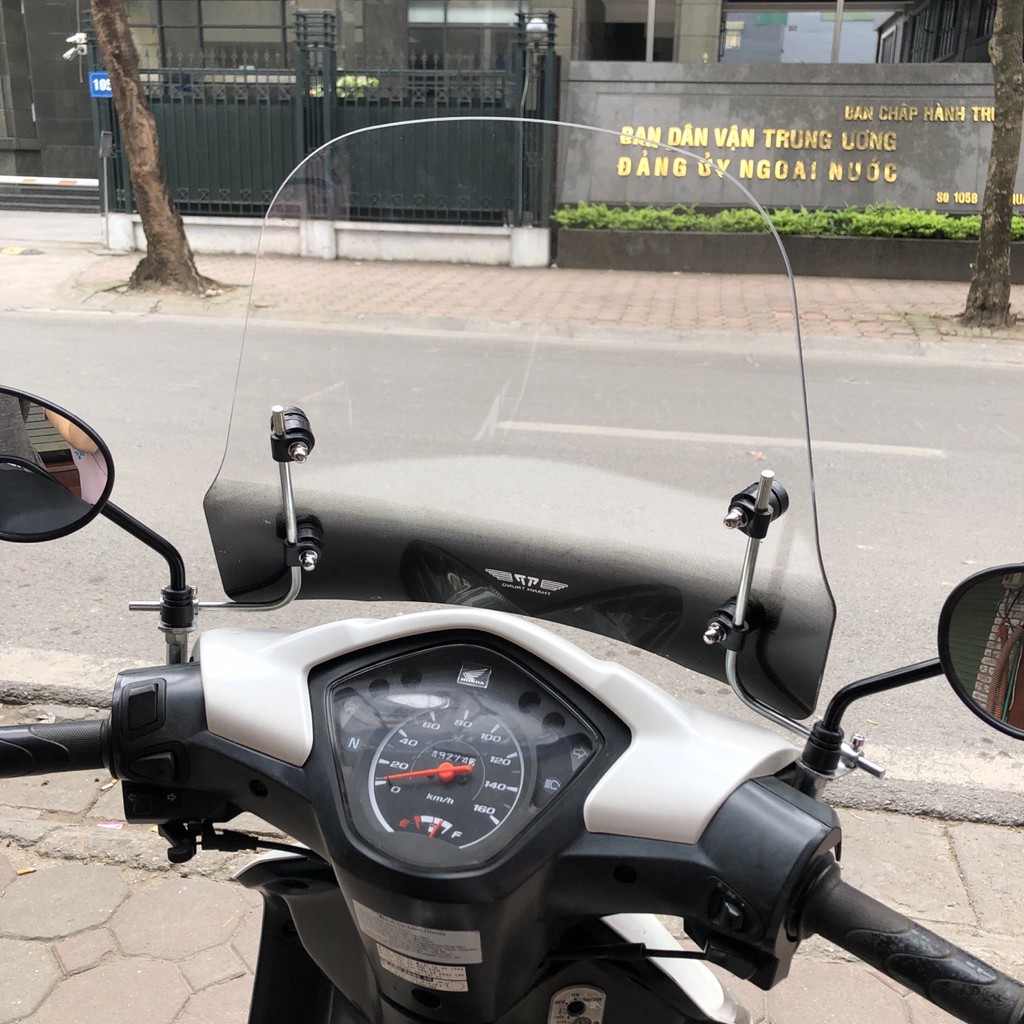 Kính chắn gió xe máy lắp cho nhiều loại xe