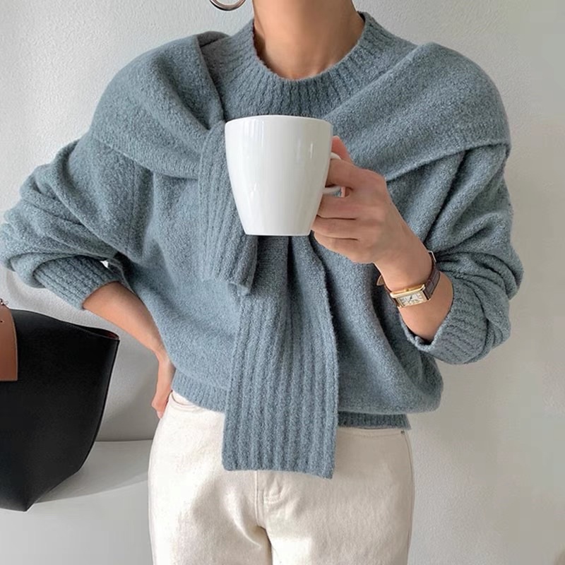Áo len cổ tròn + khăn choàng basic phong cách Hàn Quốc.