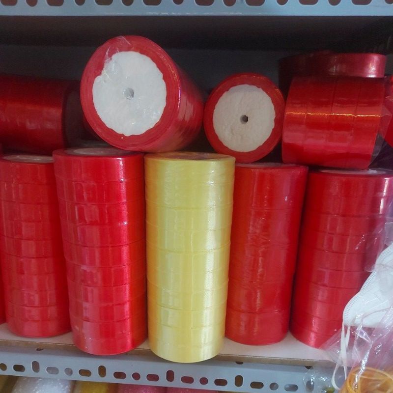 1 CUỘN RUY BĂNG LỤA  BẢN 2 PHÂN .DÙNG LÀM NƠ BÓ HOA ,LÀM NƠ HỘP QUÀ