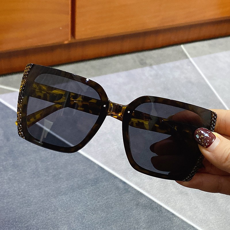 Kính mát gọng vuông bản to kiểu dáng thời trang