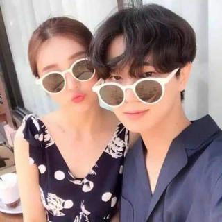 Kính V viền trắng