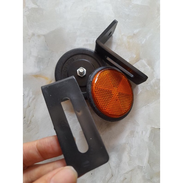 Cặp mắt mèo phản quang gắn sau bảng số cho nhiều loại xe.