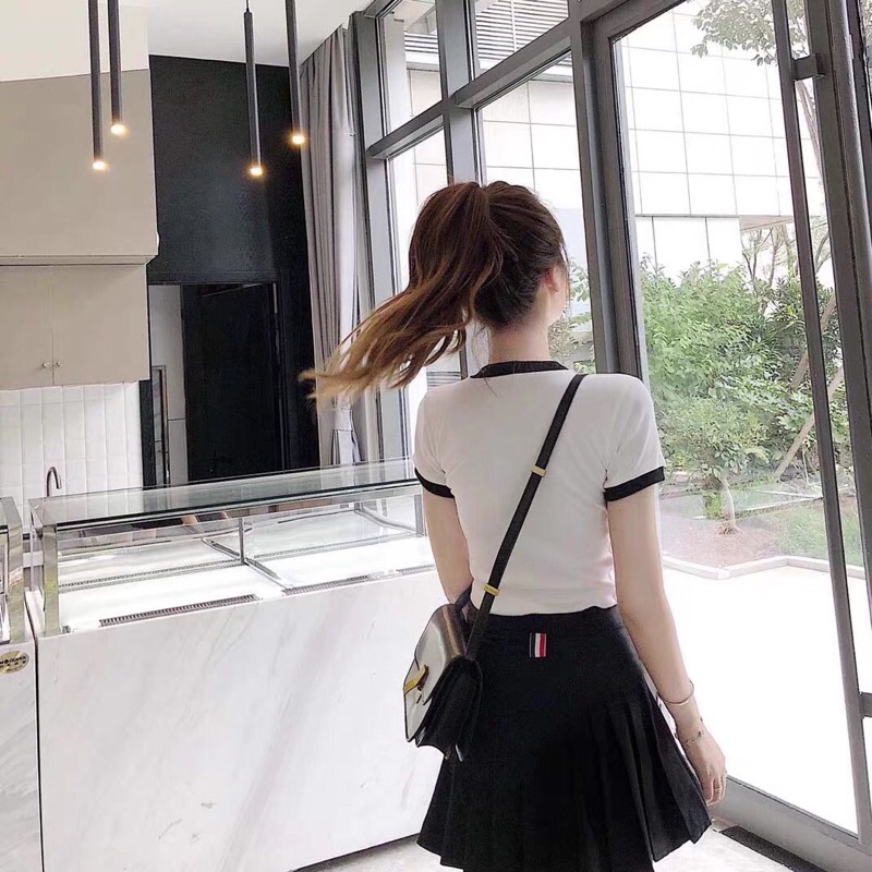 Áo thun cổ tròn croptop trắng viền cổ đen