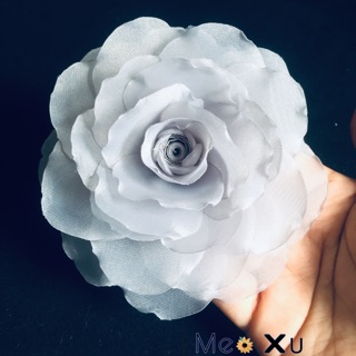 Hoa cài áo handmade xám cánh xoăn
