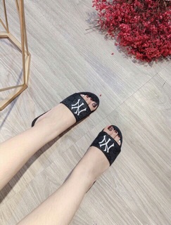 DÉP LÊ THÊU CHỮ NY