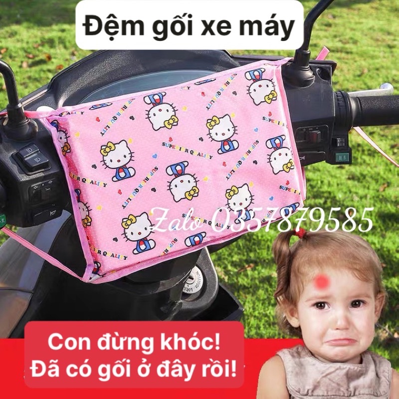 Gối chống đập đầu bé vào tay lái xe bị đau (24x18x3 cm)