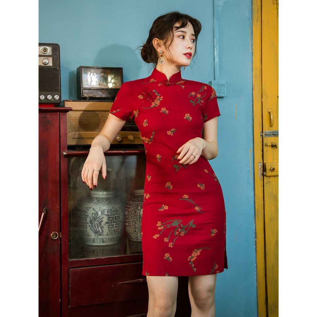 Sườn xám đỏ in hoa mai phong cách retro