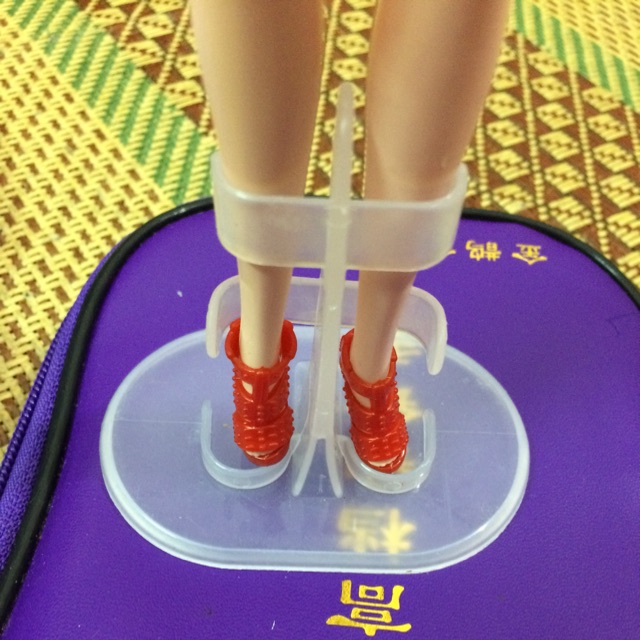 chân đế giữ búp bê