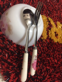 Bộ đôi thìa + dĩa cán sứ cực xinh