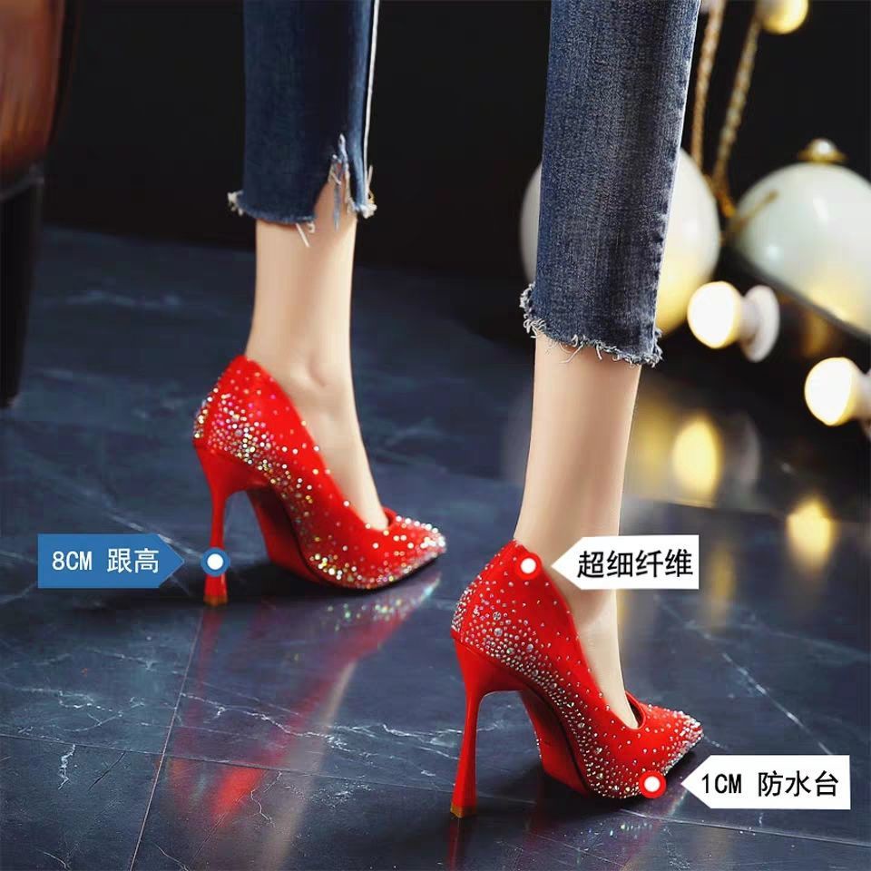 Âu Mỹ cổ tích nữ tính cảm giác rhinestone satin đỏ giày cưới 21 mùa xuân mới mũi nhọn đơn cao gót