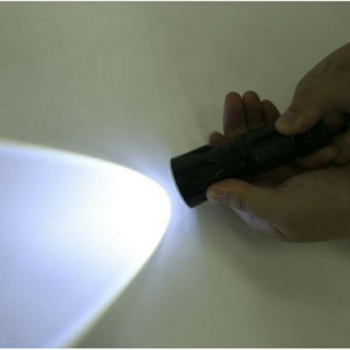 Đèn pin LED xoay tay điều chỉnh độ sáng