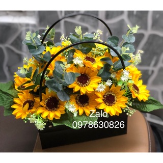 Hoa sáp hướng dương, giỏ hoa sáp hướng dương kết hợp lá Mimosa đẹp sang trọng.