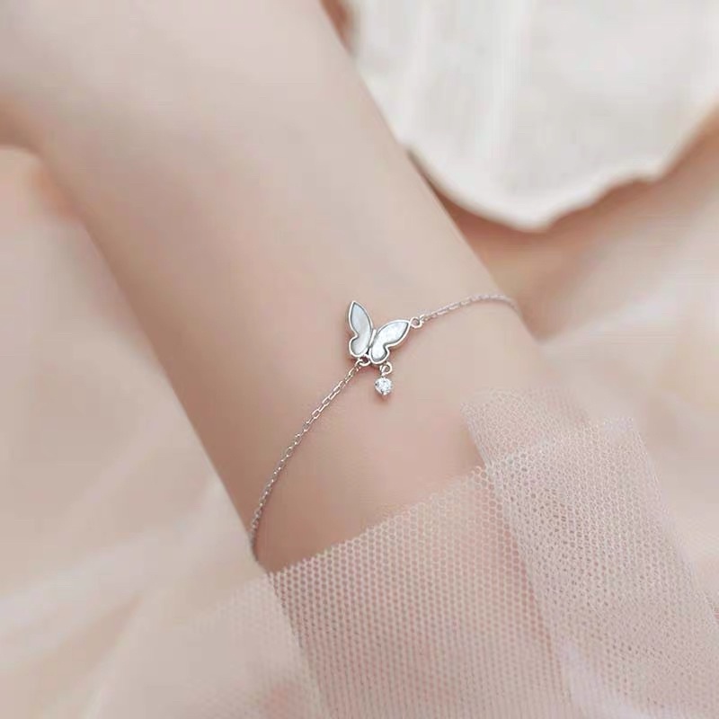 Vòng lắc tay cánh bướm trắng xinh xắn