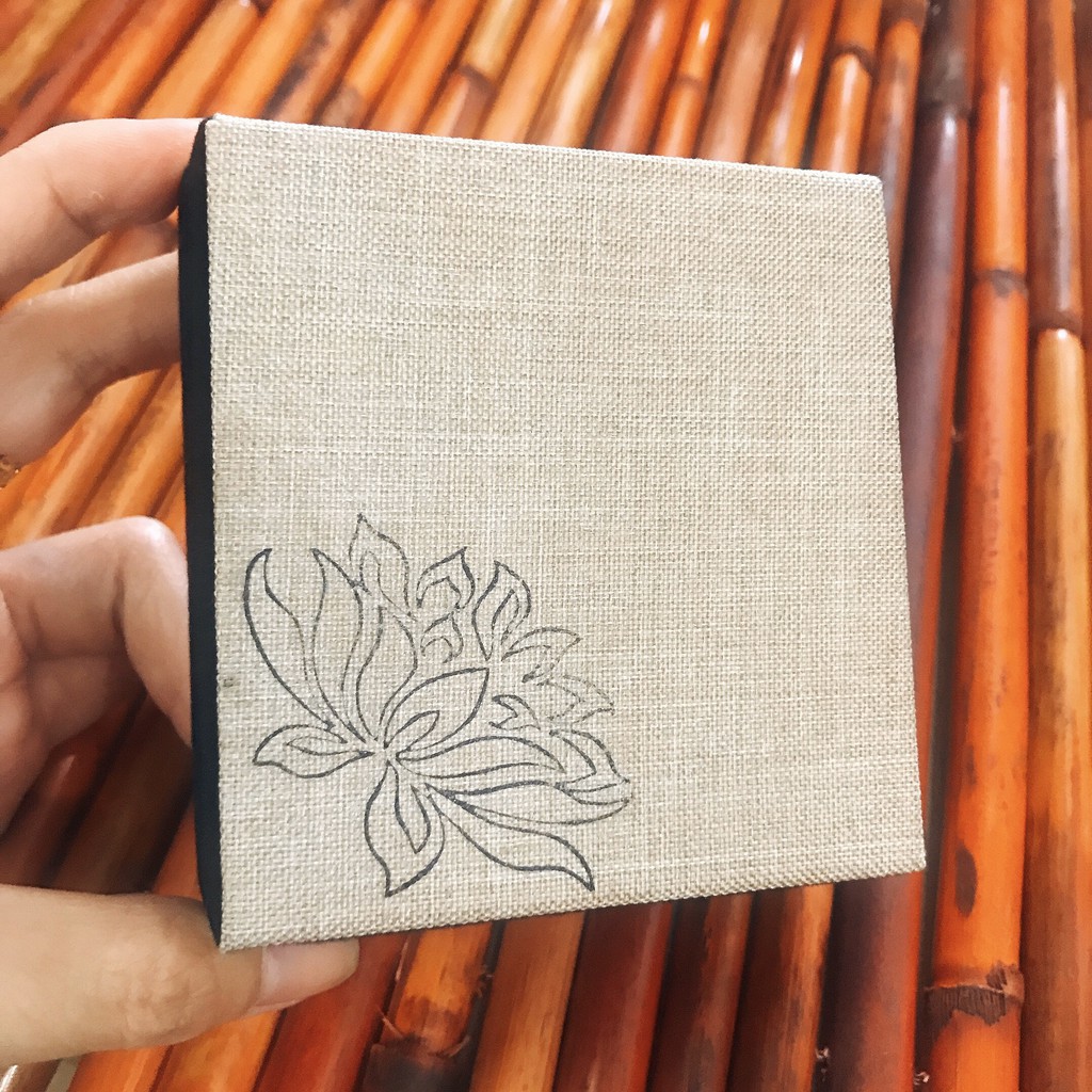 Hộp gấm hoa sen không tua rua đựng chuỗi đựng vòng size 9x9x3.5cm