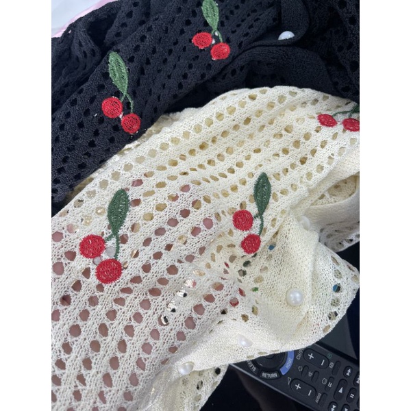 Áo khoác len mỏng cổ tim thêu cherry cút ngọc.
