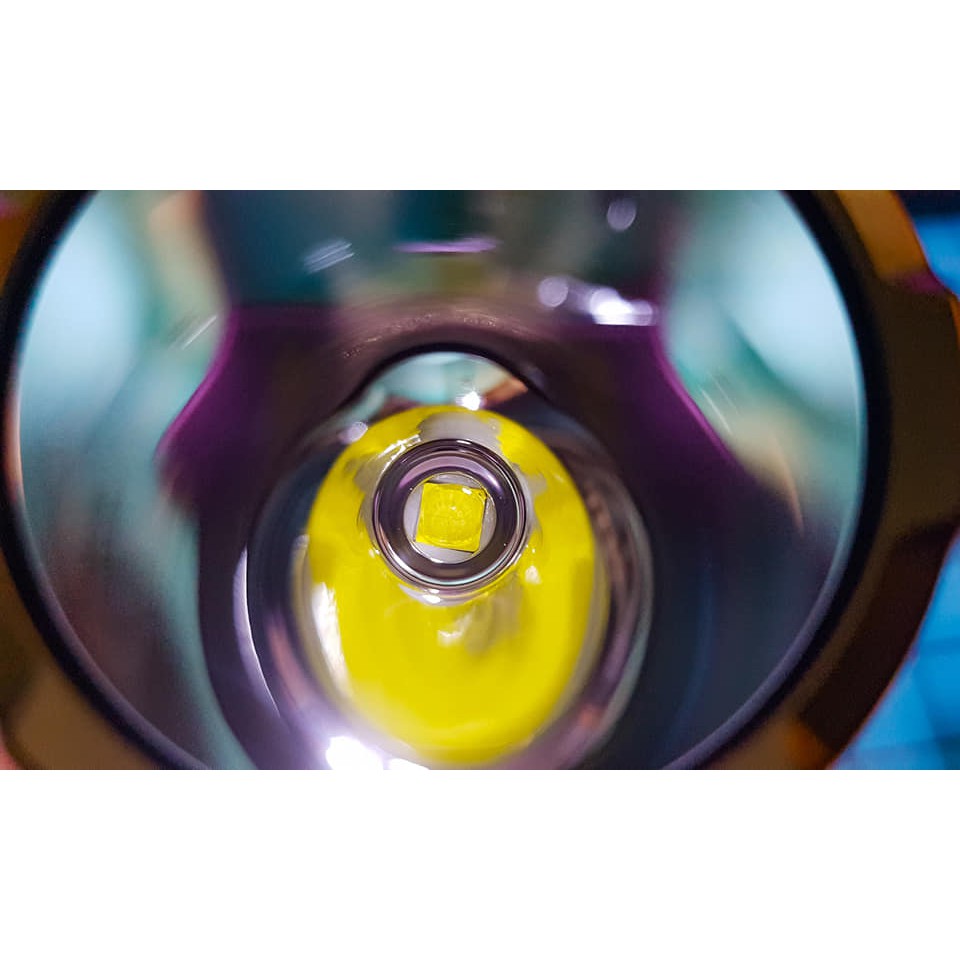 Đèn pin c8+ XHP50.2 công suất 18w quang thông 2800 lumen