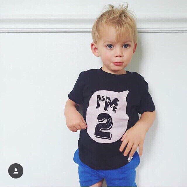 Áo thun in số tuổi cho bé