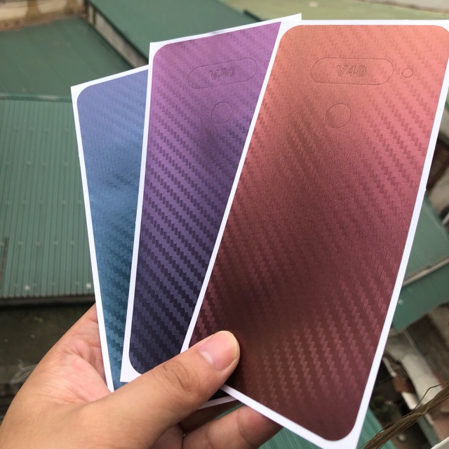dán lưng vân carbon đổi màu LG V40
