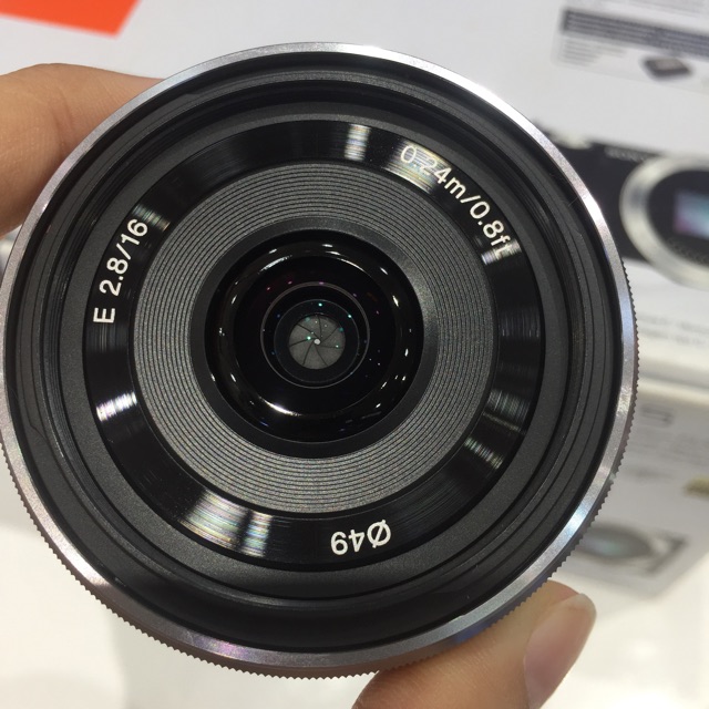 Ống kính Sony 16mm F2.8 ngoại hình khá