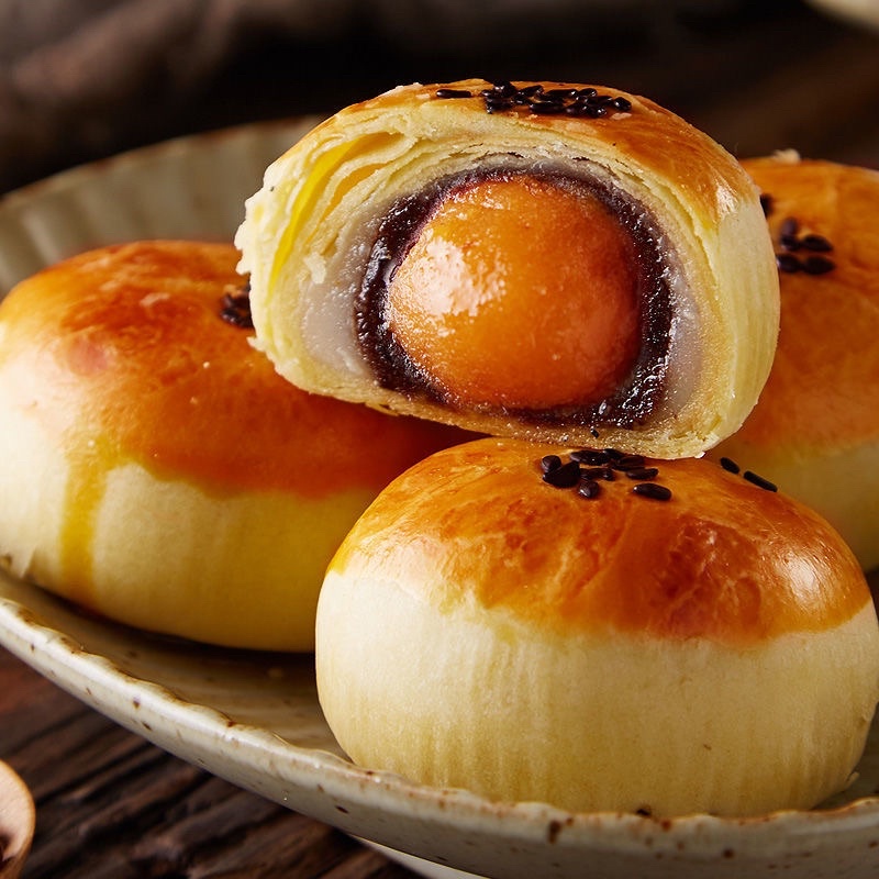 Hộp 500gr bánh trứng muối nhân đậu đỏ hãng Âu Bối La thơm ngon chuẩn hàng nội địa Trung